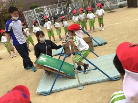 天王こども園(大阪府茨木市)は、「たくましく、豊かな心情を育む」こども園です。